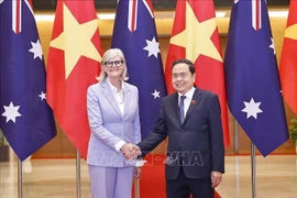 Le président de l’Assemblée nationale, Trân Thanh Mân et la gouverneure générale d’Australie, Sam Mostyn se serrent la main. Photo : VNA