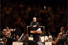 Sir Antonio Pappano dirigera l’Orchestre symphonique de Londres lors du concert Vietnam Airlines Classic – Hanoi 2025, les 10 et 11 octobre. Photo : Vietnam Airlines