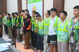 Des suspects d'un réseau de jeux d'argent interpelés par la police. Photo: VNA