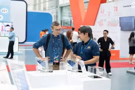 Le stand de FPT présentant des puces semi-conductrices lors d'une exposition au Vietnam. Photo : qdnd.vn