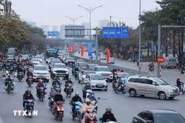 Selon le Département municipal de la construction, Hanoi compte environ 8,8 millions d’habitants pour plus de 9,3 millions de véhicules, dont 86% de motos. Photo: VNA