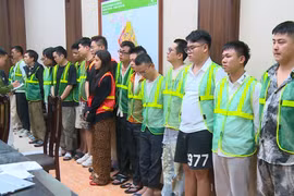 Des suspects d'un réseau de jeux d'argent interpelés par la police. Photo: VNA