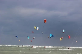Kitesurf entre le ciel et la mer à Khanh Hoa. Photo : baovanhoa.vn