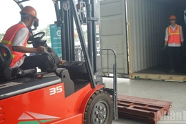 Étudiants en logistique du Collège maritime et des voies navigables n°1 lors d'une session de simulation pratique. Photo : NDEL