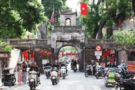 Cette initiative s’inscrit dans le cadre d'un projet visant à valoriser le patrimoine matériel, immatériel et numérique de la capitale à travers quatre parcours patrimoniaux, un système cartographique interactif, l’application H-Héritage et l’installation de QR-codes sur de nombreux sites historiques du centre de Hanoi. Photo : NDEL