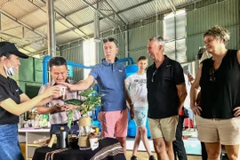 Des touristes européens lors d'un voyage de découverte du café à Dak Lak. Photo: VOV