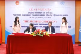 Le vice-ministre des Finances, Trân Quôc Phuong, et le directeur général de l’ONUDI, Gerd Müller, signent le programme de coopération, à Hanoi, le 21 avril. Photo : thoibaotaichinhvietnam.vn