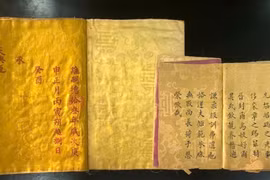 De précieux documents sur la dynastie Nguyễn sont exposés à l'exposition « Récits de textes anciens». Photos : baovannghe.vn