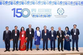 Le président de l'Assemblée nationale, Trân Thanh Maân (sixième à partir de la gauche), et d'autres délégués lors de la cérémonie d'ouverture de l'UIP-150 à Tachkent, en Ouzbékistan, le 5 avril au soir. Photo : VNA