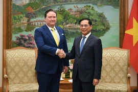 Le vice-Premier ministre Bui Thanh Son (à droite) et l’ambassadeur des États-Unis au Vietnam, Marc E. Knapper, à Hanoi, le 6 avril. Photo: VNA
