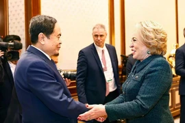 Le président de l’Assemblée nationale du Vietnam, Trân Thanh Mân (à gauche), rencontre la présidente du Conseil de la Fédération de l’Assemblée fédérale russe, Valentina Matvienko, en Ouzbékistan, le 6 avril. Photo : VNA