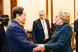Le président de l’Assemblée nationale du Vietnam, Trân Thanh Mân (à gauche), rencontre la présidente du Conseil de la Fédération de l’Assemblée fédérale russe, Valentina Matvienko, en Ouzbékistan, le 6 avril. Photo : VNA