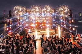 Spectacle musical lors d’une croisière nocturne à Quang Ninh. Photo : hanoimoi.vn