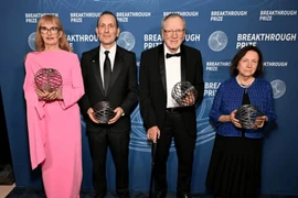De droite à gauche : les scientifiques Svetlana Mojsov, Jens Juul Holst, Daniel J. Drucker (titulaires du Prix spéciale VinFuture 2023) et Lotte Bjerre Knudsen, lors de la cérémonie du Breakthrough Prize 2025, surnommée les "Oscars de la science", le 5 avril à Los Angeles. Photo : Michael Kovac/Breakthrough Prize