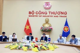 Le ministre vietnamien de l’Industrie et du Commerce, Nguyên Hông Diên (troisième à partir de la droite), participe à la réunion spéciale en ligne des ministres de l’Économie de l’ASEAN. Photo : VNA