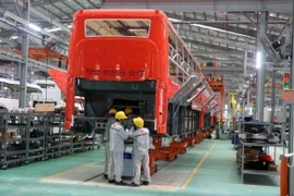 Des autocars sont fabriqués dans une usine de Kim Long Motor Hue JSC dans la province centrale de Thua Thiên-Huê. Photo : VNA