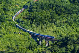 Le train traverse lentement le col de Hai Vân, dans la chaîne de Bach Ma, dévoilant de nombreux paysages de rêve : d'un côté la montagne, de l'autre la mer. Photo : toquoc.vn