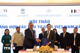 Signature du document de coopération entre ICC et HUBA. Photo : VNA