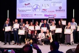 Les représentants de Lux Travel DMC montrent leurs certificats Travelife Certified Sustainability Award 2025. Photo: VOV