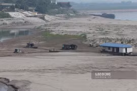 Des bateaux échoués dans le lit de la rivière Noire, en juin 2023. Photo : laodong.vn