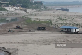 Des bateaux échoués dans le lit de la rivière Noire, en juin 2023. Photo : laodong.vn