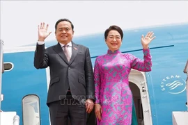 Le président de l’Assemblée nationale du Vietnam, Trân Thanh Mân et son épouse, à la tête d'une haute délégation vietnamienne quittent Dakar, concluant avec succès leur visite officielle au Sénégal. Photo : VNA