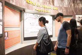 Des touristes étrangers visitent le Musée des vestiges de la guerre à Hô Chi Minh-Ville. Photo : VNA