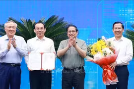 Le Premier ministre Pham Minh Chinh (deuxième à partir de la droite) remet la décision approuvant le plan directeur de de Hô Chi Minh-Ville. Photo : VNA