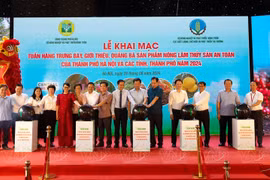 Ouverture de la "Semaine de présentation et de promotion des produits agricoles, sylvicoles et aquatiques sûrs de la ville de Hanoi et d'autres provinces et villes en 2024" au centre commercial Big C Thang Long (Hanoi). Photo: VNP