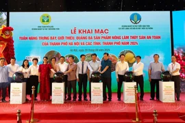 Ouverture de la "Semaine de présentation et de promotion des produits agricoles, sylvicoles et aquatiques sûrs de la ville de Hanoi et d'autres provinces et villes en 2024" au centre commercial Big C Thang Long (Hanoi). Photo: VNP