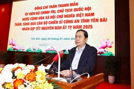 Le président de l’Assemblée nationale Trân Thanh Mân, lors de sa rencontre avec la police de Yên Bai, le 4 janvier. Photo: VNA