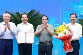 Le Premier ministre Pham Minh Chinh (deuxième à partir de la droite) remet la décision approuvant le plan directeur de de Hô Chi Minh-Ville. Photo : VNA