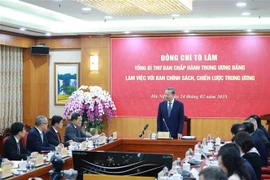 Le secrétaire général du Parti, Tô Lâm, s’exprime lors de la séance de travail avec la Commission des politiques et des stratégies du Comité central du Parti, à Hanoi, le 24 février. Photo: VNA