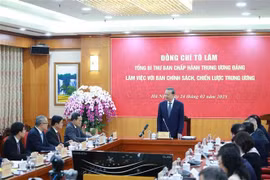 Le secrétaire général du Parti, Tô Lâm, s’exprime lors de la séance de travail avec la Commission des politiques et des stratégies du Comité central du Parti, à Hanoi, le 24 février. Photo: VNA