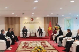 Le vice-président du Comité populaire de la province de Binh Duong, Bui Minh Thanh (ç droite, au centre) et le membre de l’Assemblée préfectorale d’Ibaraki, Masashi Suzuki. Photo : VNA