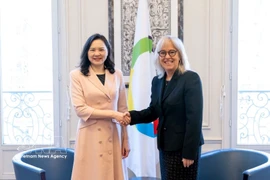 L’administratrice de l’Organisation internationale de la Francophonie (OIF), Caroline St-Hilaire (à droite) et l’ambassadrice du Vietnam, Nguyên Thi Vân Anh, se serrent la main, à Paris, le 12 mars. Photo: VNA