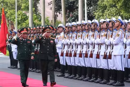 Le président du Département général de la politique de l’Armée populaire du Vietnam (APV) Trinh Van Quyêt et le vice-ministre de la Défense et président du Département général de la politique de l’Armée populaire lao (APL) Vongsone Inpanphim, passent en revue la garde d'honneur de l’APV. Photo: VNA