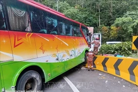Sur le lieu de l’accident du bus touristique dans la région de Genting Highlands, dans l’État de Pahang, en Malaisie, le 10 août. Photo : VNA