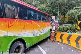 Sur le lieu de l’accident du bus touristique dans la région de Genting Highlands, dans l’État de Pahang, en Malaisie, le 10 août. Photo : VNA
