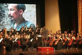 Concert commémorant le 107e anniversaire de l’indépendance de l’Azerbaïdjan, à l’Opéra de Hanoi, le 26 mai. Photo : NDEL