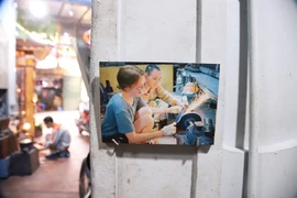 Des ateliers de coutellerie dans le village de Da Sy attirent non seulement des Vietnamiens mais encore de nombreux touristes étrangers – ceux qui s’intéressent à découvrir les métiers d’artisanat. Photo : baovanhoa