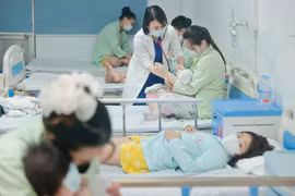 Traitement d’un petit patient atteint du Covid-19 au Département de pédiatrie-néonatalité de l’hôpital Thanh Nhàn, à Hanoi. Photo : VNA