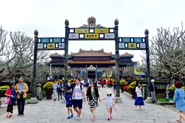  Visiteurs à la Cité impériale de Huê. Photo : VNP