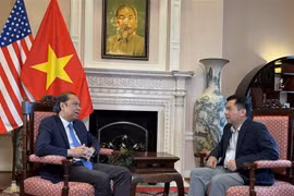 L’ambassadeur Nguyên Quôc Dung (à gauche) s’entretient avec un correspondant de l’Agence vietnamienne d’information (VNA) à Washington. Photo : VNA