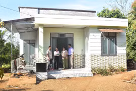 Y Dani Hdok, domicilé dans l’hameau de Kla, commune de Dray Sap, district de Krong Ana, et sa femme devant leur maison nouvellement construite. Photo: VNA