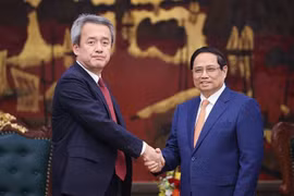 Le Premier ministre Pham Minh Chinh (à gauche) serre la main du PDG de Marubeni Corporation, Masayuki Omoto, à Hanoi, le 14 juillet. Photo : VNA