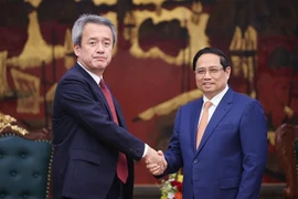 Le Premier ministre Pham Minh Chinh (à gauche) serre la main du PDG de Marubeni Corporation, Masayuki Omoto, à Hanoi, le 14 juillet. Photo : VNA