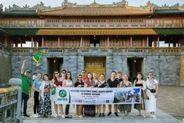 Le groupe philippin en voyage de familiarisation visite la citadelle impériale de Huê. Photo: vietnamtourism.gov.vn
