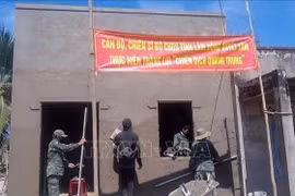 Des militaires se dépêchent de constuire des maisons pour les familles sinistrées par les inondations à Dak Lak. Photo : VNA