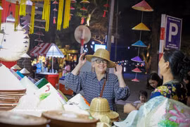 Une touriste étrangère au Festival des cadeaux touristiques de Hanoi 2025. Photo: VNA